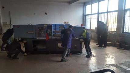 2018年7月9日通遼工廠機(jī)械設(shè)備安裝現(xiàn)場(chǎng)紀(jì)實(shí) 安全、高效的專業(yè)搬運(yùn)與吊裝服務(wù)